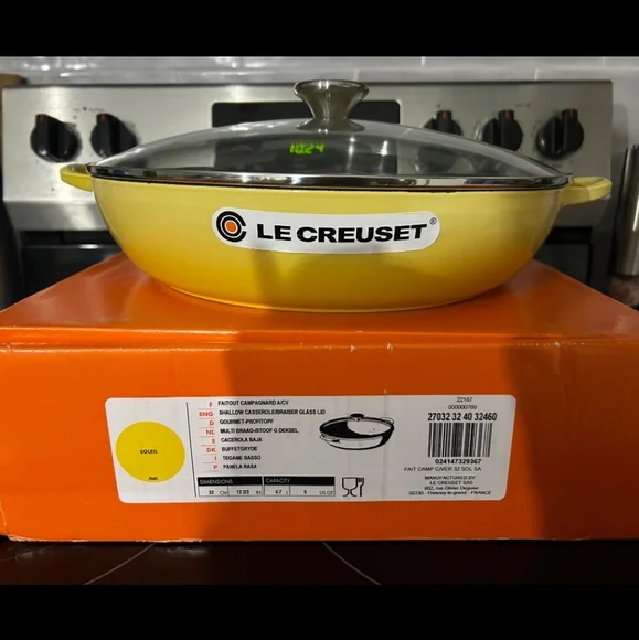 Le Creuset Soleil Cast Iron Skillet With Glass Lid NWT - Picture 2 of 4